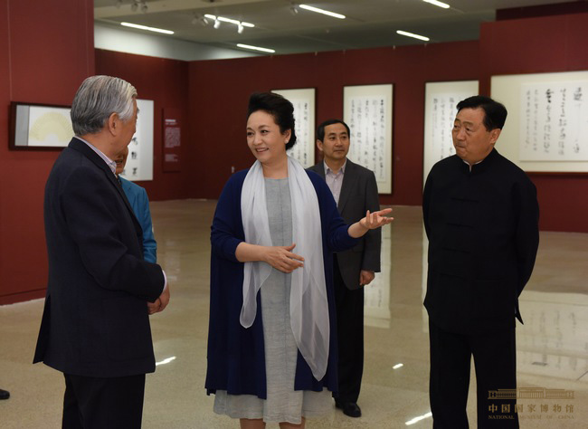 彭丽媛在张海的陪同下参观书法展